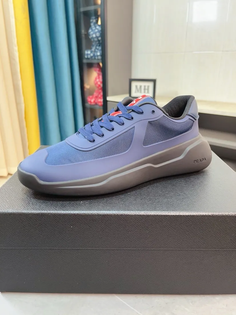 The ex-factory price is 680🌹🌹The high-quality new Prada (Prada) counters are launched simultaneously. The new men's shoes and 😘fabrics are selected from imported mesh and glue-spraying technology. Imported cowhide lining. 👍🏿High-end☄️Open-molded non-slip rubber outsole, exquisite lines, simple and elegant, comfortable and high-end for leisure travel. Code number: 38 to 44